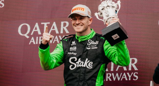 Nico Hülkenberg gratuloval pilotům F1 po svém prvním pódiu po 15 letech