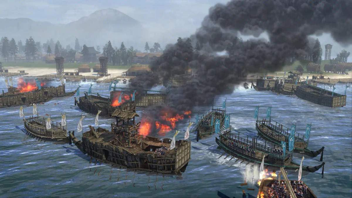 Námořní bitva v Total War: Shogun 2 s hořícími loděmi a vojáky v pobřežním prostředí.